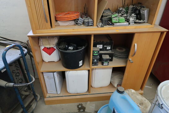 Omklædningsskab, reol/skab med indhold samt div. Varelager