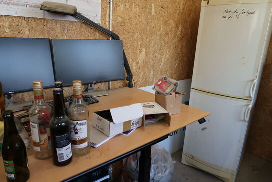 El. hæve/sænke skrivebord med indhold bl.a. 2 stk. computerskærme DELL S2421HN, dockingstation m.m.