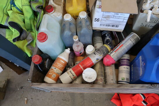 Palle med div. Plejemidler, fugemasse m.m.