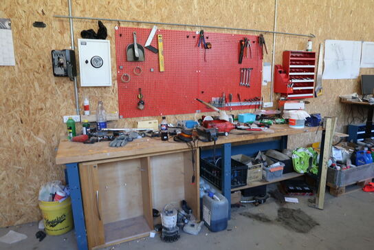 Arbejdsbord med skruestik, div. Værktøj og varelager samt værktøjstavle med indhold