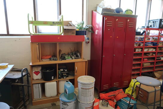 Omklædningsskab, reol/skab med indhold samt div. Varelager