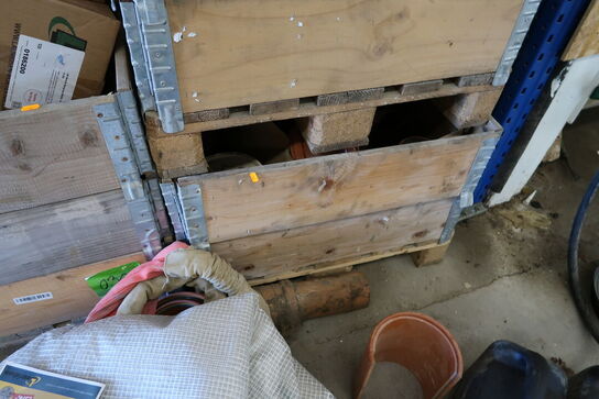 6 stk. paller med div. Varelager m.m. samt div. Dunke