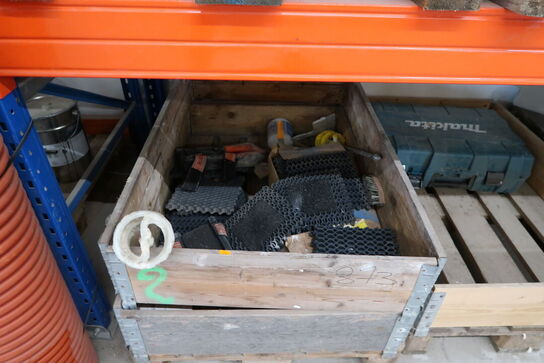 16 stk. paller med div. Varelager og værktøj
