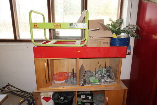 Omklædningsskab, reol/skab med indhold samt div. Varelager