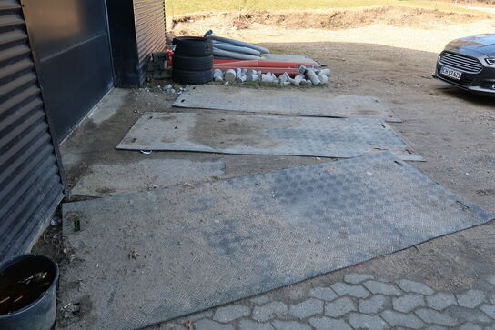 8 stk. køreplader, div. Varelager, palletank, karm m.m.