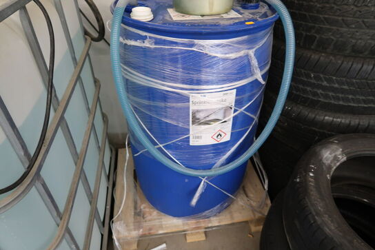 Tønde med sprinklervæske samt pumpe (Ca 1/3 fuld)