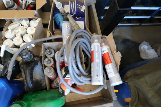 Palle med div. Plejemidler, fugemasse m.m.