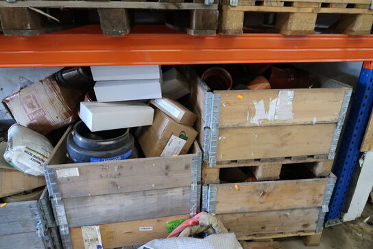 6 stk. paller med div. Varelager m.m. samt div. Dunke