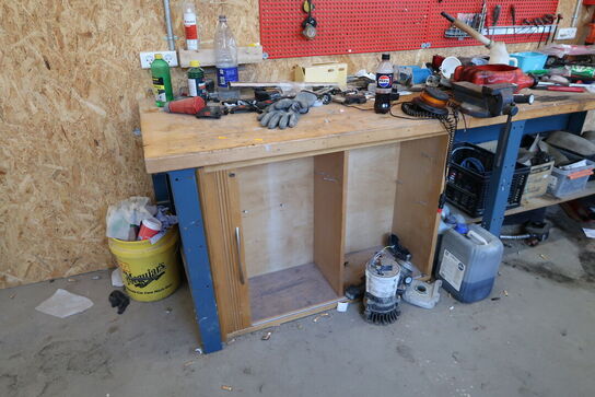 Arbejdsbord med skruestik, div. Værktøj og varelager samt værktøjstavle med indhold