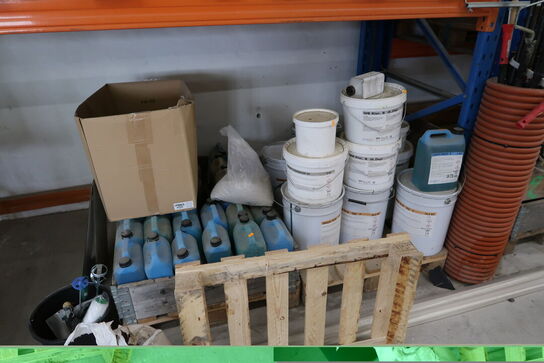 16 stk. paller med div. Varelager og værktøj