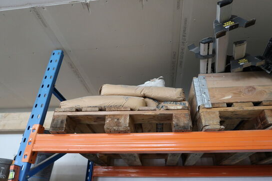16 stk. paller med div. Varelager og værktøj