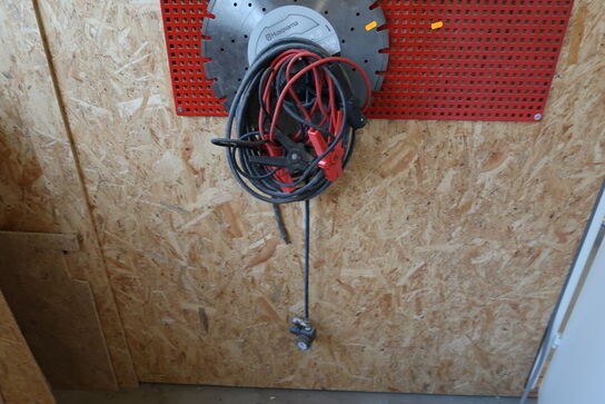 Værktøjstavle med startkabler, savklinge m.m.