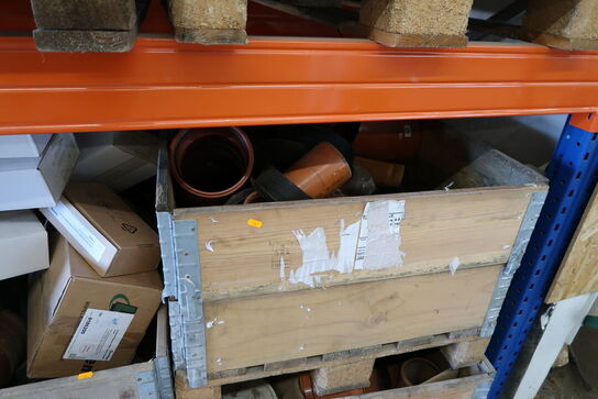 6 stk. paller med div. Varelager m.m. samt div. Dunke