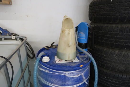 Tønde med sprinklervæske samt pumpe (Ca 1/3 fuld)