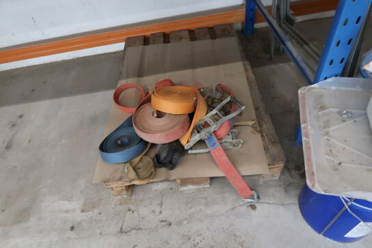 16 stk. paller med div. Varelager og værktøj