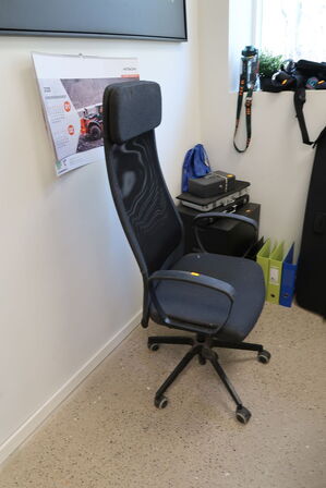 El. hæve/sænke skrivebord uden indhold samt kontorstol