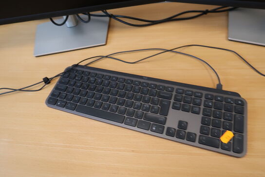 2 stk. computerskærme DELL P2722H, tastatur, mus, dockingstation LENOVO ThinkPad Hybrid USB-C with USB-A Dock