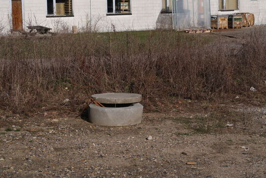 8 stk. køreplader, div. Varelager, palletank, karm m.m.