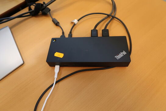 2 stk. computerskærme DELL P2722H, tastatur, mus, dockingstation LENOVO ThinkPad Hybrid USB-C with USB-A Dock