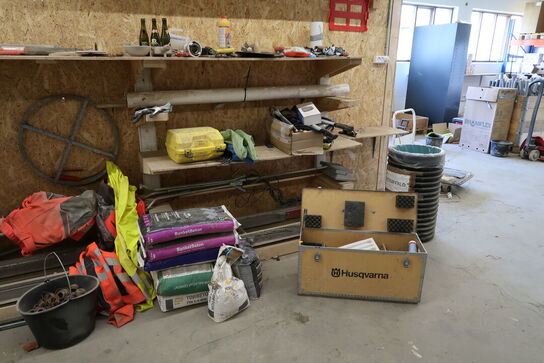 Opbevaringskasse, div. Varelager & værktøj m.m.