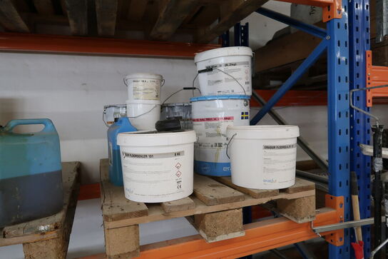 16 stk. paller med div. Varelager og værktøj