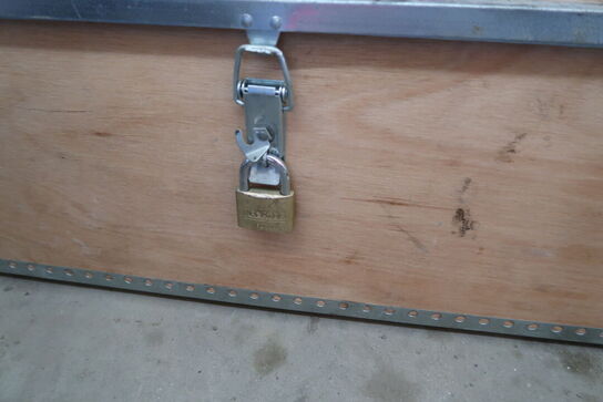 Opbevaringskasse med indhold