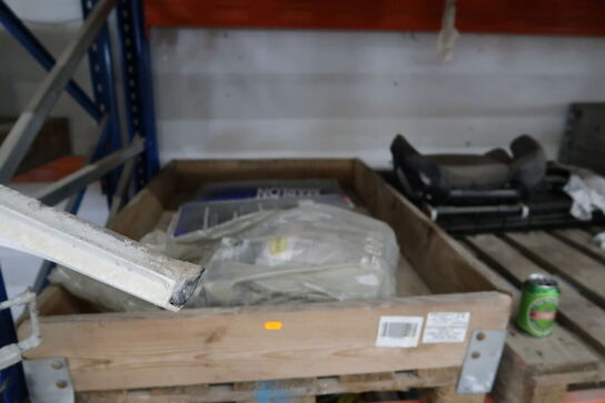 16 stk. paller med div. Varelager og værktøj