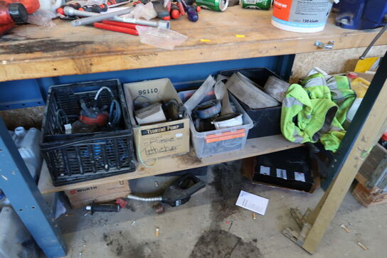 Arbejdsbord med skruestik, div. Værktøj og varelager samt værktøjstavle med indhold