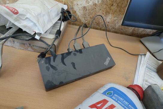 El. hæve/sænke skrivebord med indhold bl.a. 2 stk. computerskærme DELL S2421HN, dockingstation m.m.