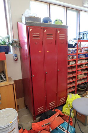 Omklædningsskab, reol/skab med indhold samt div. Varelager