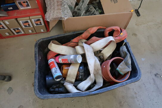 Kasse med løftestroppe, samt div. Reservedele til værktøj m.m.