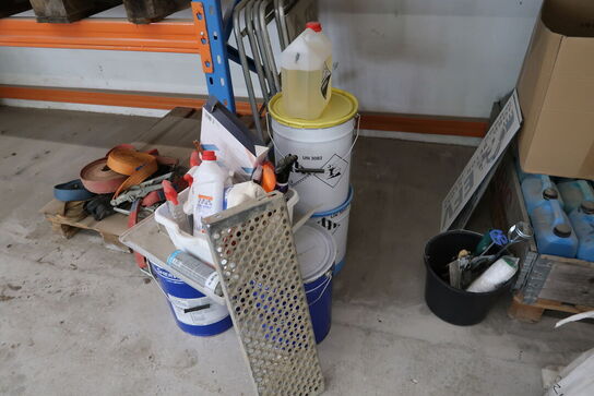 16 stk. paller med div. Varelager og værktøj