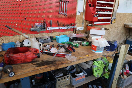 Arbejdsbord med skruestik, div. Værktøj og varelager samt værktøjstavle med indhold