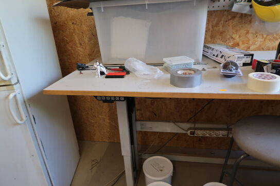 El. hæve/sænke arbejdsbord med indhold