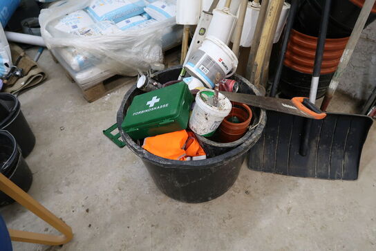 Div. Haveredskaber, flag samt spand med indhold