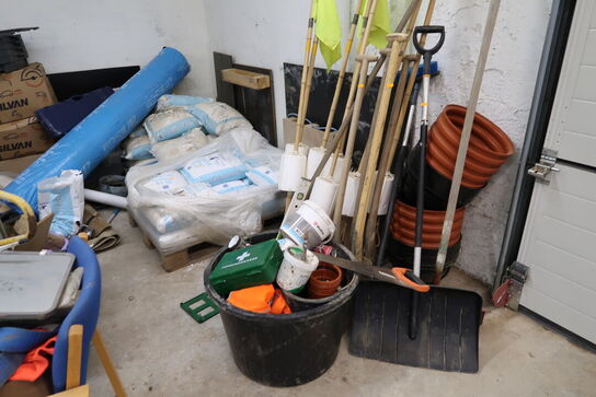 Div. Haveredskaber, flag samt spand med indhold