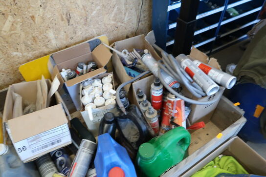 Palle med div. Plejemidler, fugemasse m.m.