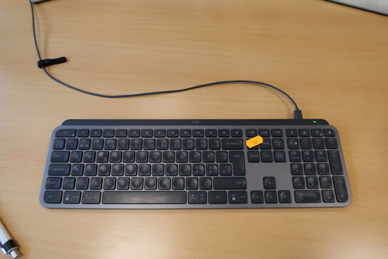 2 stk. computerskærme DELL P2722H, tastatur, mus, dockingstation LENOVO ThinkPad Hybrid USB-C with USB-A