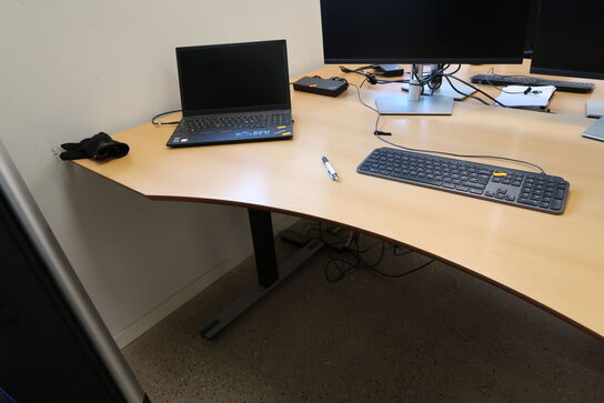 El. hæve/sænke skrivebord uden indhold samt kontorstol