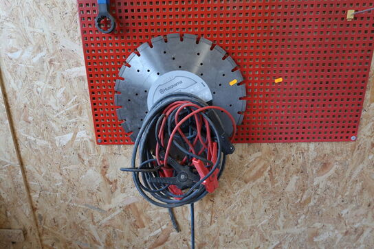 Værktøjstavle med startkabler, savklinge m.m.