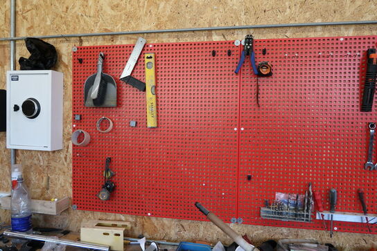 Arbejdsbord med skruestik, div. Værktøj og varelager samt værktøjstavle med indhold