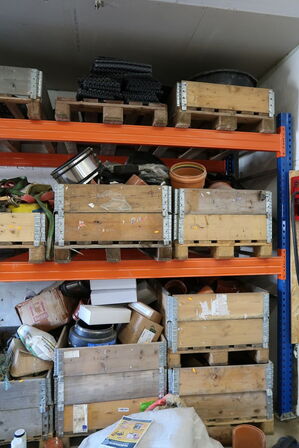 6 stk. paller med div. Varelager m.m. samt div. Dunke