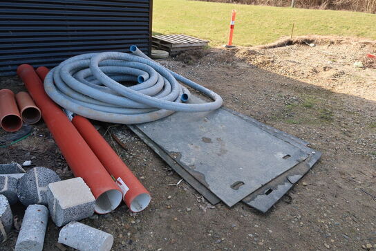 8 stk. køreplader, div. Varelager, palletank, karm m.m.