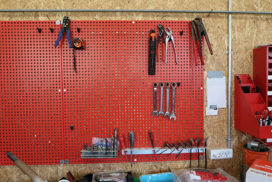 Arbejdsbord med skruestik, div. Værktøj og varelager samt værktøjstavle med indhold