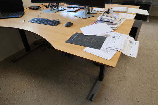 El. hæve/sænke skrivebord uden indhold samt kontorstol