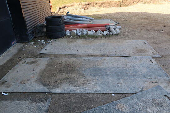 8 stk. køreplader, div. Varelager, palletank, karm m.m.