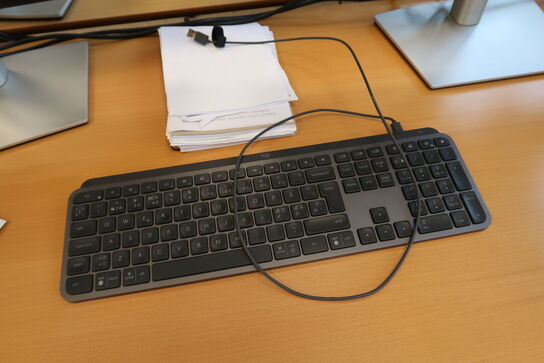 2 stk. computerskærme DELL P2722H, tastatur, mus, dockingstation LENOVO ThinkPad Hybrid USB-C with USB-A Dock