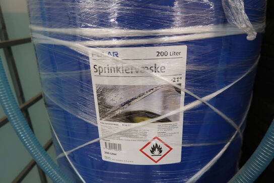 Tønde med sprinklervæske samt pumpe (Ca 1/3 fuld)