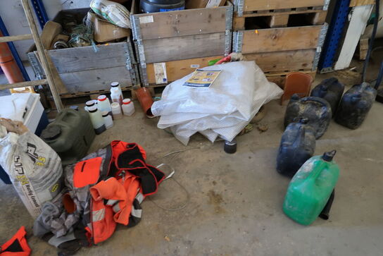 6 stk. paller med div. Varelager m.m. samt div. Dunke