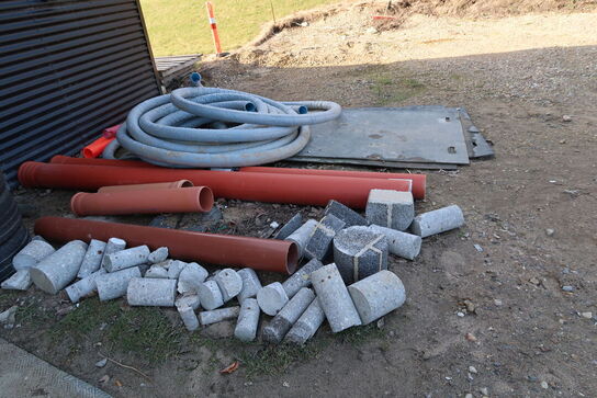 8 stk. køreplader, div. Varelager, palletank, karm m.m.